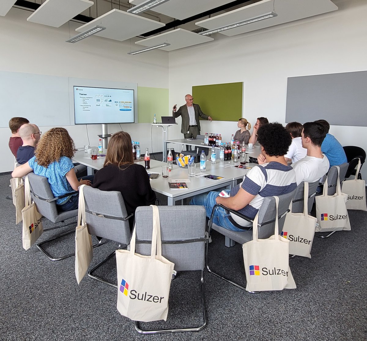 SulzerGmbH's tweet photo. Herzlichen Dank an die Hochschulgruppe Wirtschaftsinformatik 👨‍🎓👩‍🎓 der @UniPassau für ihren Besuch in der #SulzerGmbH und den interessanten Austausch. In Vorträgen zu #projectmanagement #agiletransformation #itsecurity u. #businessanalytics gaben wir Einblicke in die IT-Welt💻 https://t.co/21pS6xHlNe