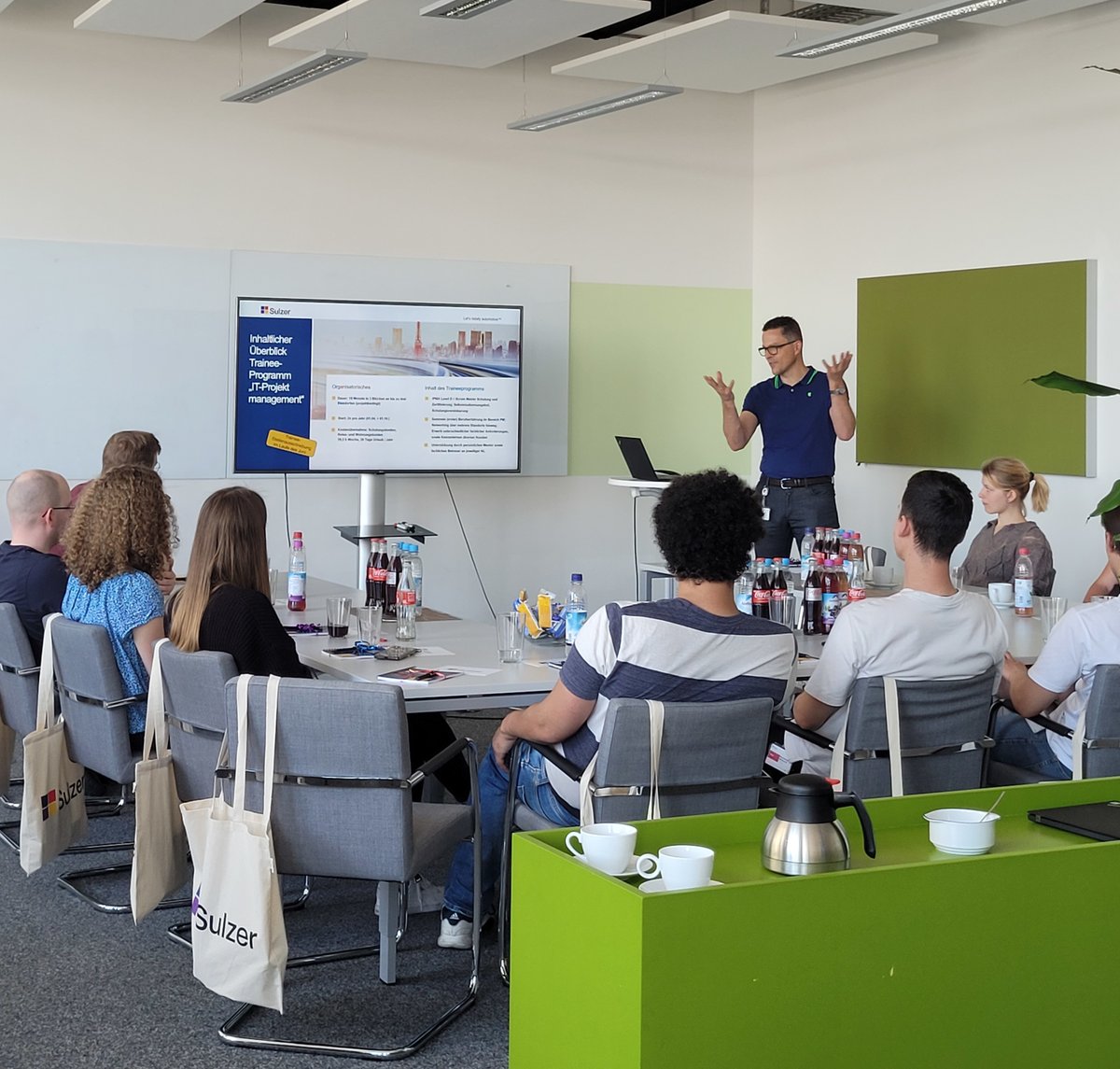 SulzerGmbH's tweet photo. Herzlichen Dank an die Hochschulgruppe Wirtschaftsinformatik 👨‍🎓👩‍🎓 der @UniPassau für ihren Besuch in der #SulzerGmbH und den interessanten Austausch. In Vorträgen zu #projectmanagement #agiletransformation #itsecurity u. #businessanalytics gaben wir Einblicke in die IT-Welt💻 https://t.co/21pS6xHlNe