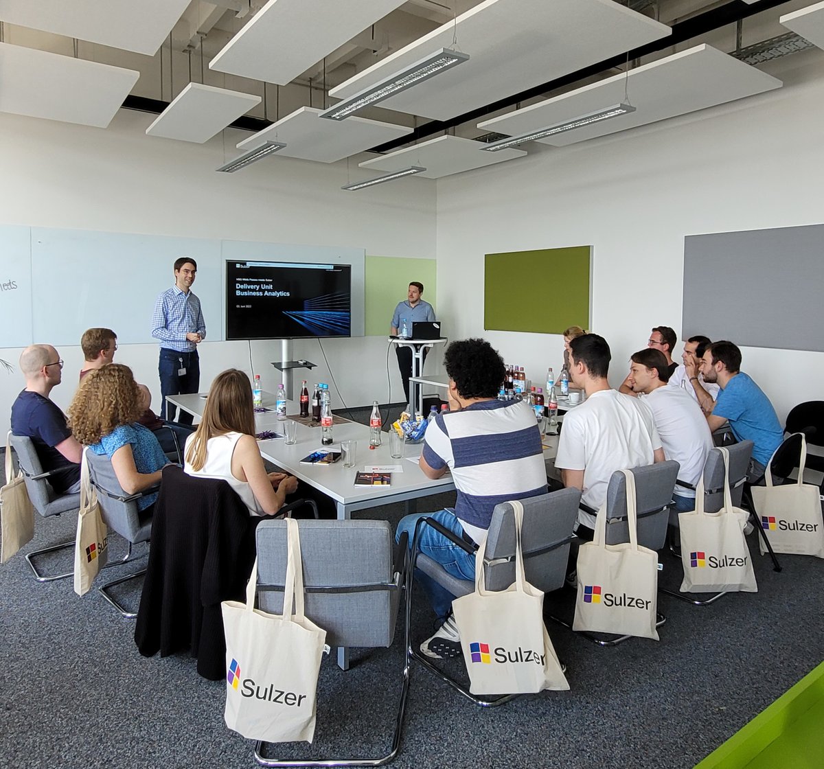 SulzerGmbH's tweet photo. Herzlichen Dank an die Hochschulgruppe Wirtschaftsinformatik 👨‍🎓👩‍🎓 der @UniPassau für ihren Besuch in der #SulzerGmbH und den interessanten Austausch. In Vorträgen zu #projectmanagement #agiletransformation #itsecurity u. #businessanalytics gaben wir Einblicke in die IT-Welt💻 https://t.co/21pS6xHlNe