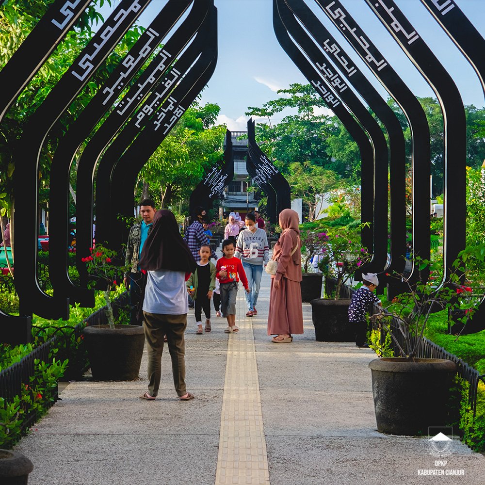 dpkppcjr's tweet photo. Setelah sekian lama ditutup, Alun - Alun  Cianjur kembali dibuka lho... Postingan diatas merupakan Potret Alun - Alun Cianjur pada 07 Juni 2022. Sekarang Alun - Alun Cianjur sudah dapat dikunjungi kembali.

Foto Oleh : @Taufandwi_P https://t.co/ikgngdcD95