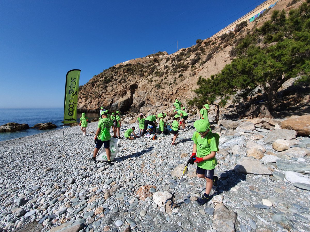 ecopuertos's tweet photo. Algunas imágenes de la salida de #ApadrinamientoDePlayas en La Rijana (Gualchos) con el CEIP Sierra Lújar, donde desde los más pequeños de 3 años contribuyeron al estudio de las basuras marinas que hay en su playa #ProyectoLIBERA @ecoembes @castell2015 https://t.co/lxMwazJsIT