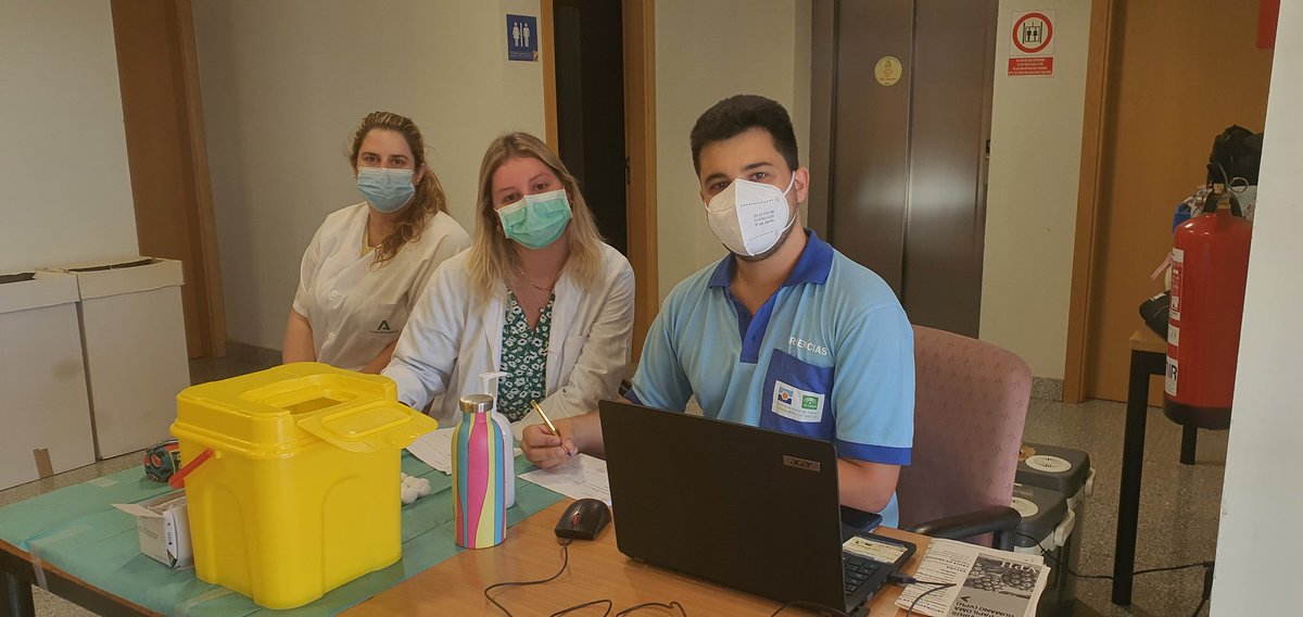 pablodeolavide's tweet photo. 📢 ¡Todo preparado!💉 Si tienes entre 18 y 20 años y quieres protegerte frente a la meningitis o eres mujer mayor de 18 y no te has vacunado del virus del papiloma, acércate, de 9 y 13.30 h, a la Sala Multiusos del Rectorado. 
https://t.co/fHKCTTdi5q https://t.co/n8LKoxmPec