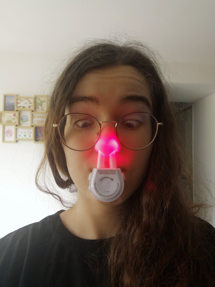 Mirimagic's tweet photo. Depuis une petite semaine, je test un "nouveau traitement" pour mes allergies (pollen 🌾 et et surment d'autres trucs). J'avoue qu'on se marre bien depuis que je l'ai commencé. 😅

Ps: j'étais très séptique mais j'ai l'impression que ça fonctionne. À voir sur le long terme. https://t.co/8lYnitPrPy