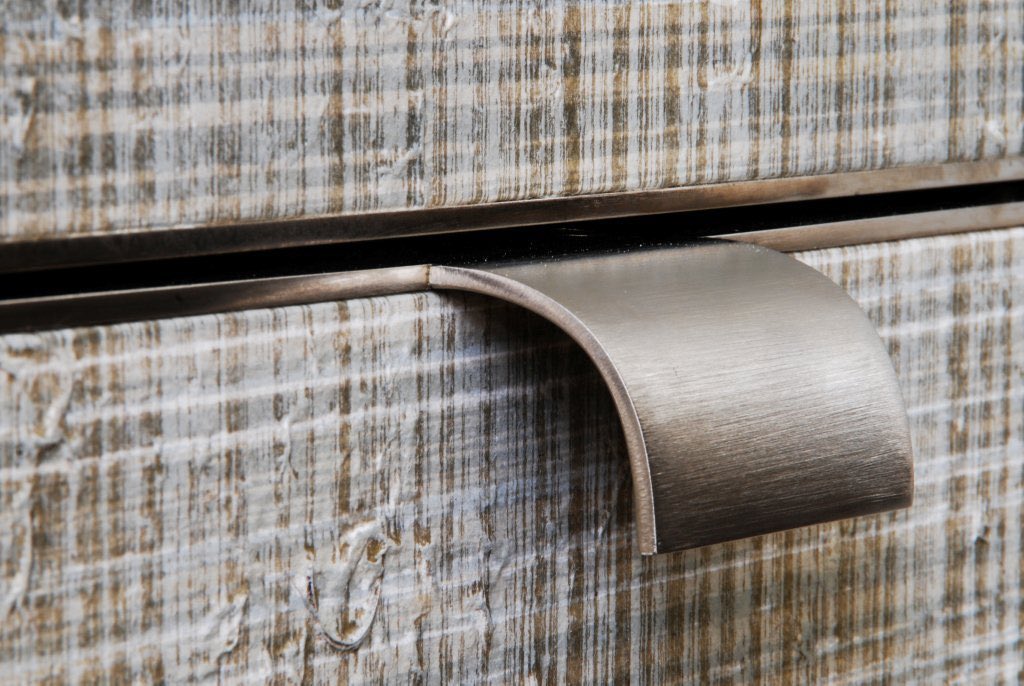 Kaizen_London's tweet photo. The drawers from the master suite of our Wentworth Estate project have been expertly wrapped in fine handwoven Japanese paper and finished with antique bronze trims. #designdetail #britishcraftmanship #drawerpulls #drawerpull #drawerdesign #joinery #joinerydesign #joinerywork https://t.co/EHWhxzHVjf