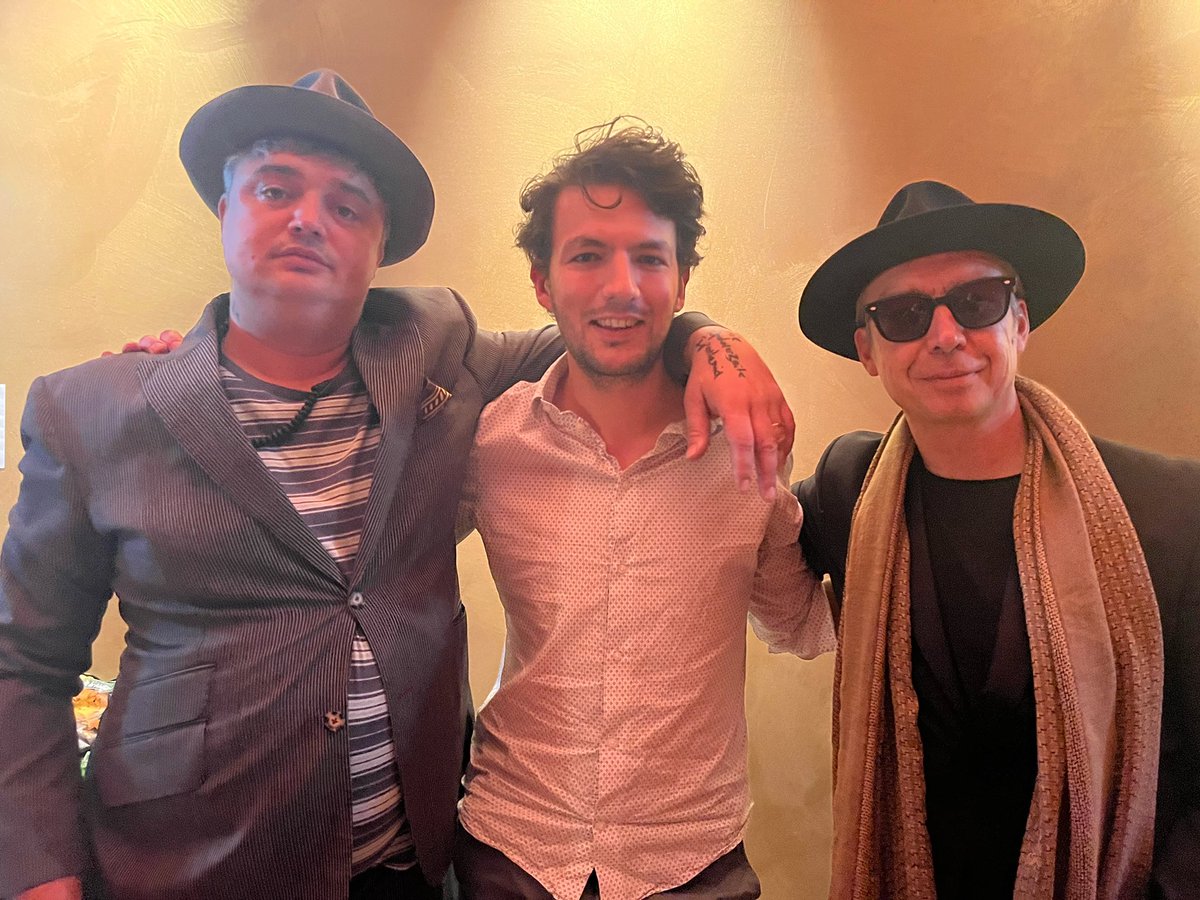 gollinho's tweet photo. Im März veröffentlichte Peter Doherty das Album „The Fantasy Life Of Poetry & Crime“, das er mit dem französischen Musiker Frédéric Lo in einem Haus in der Normandie aufnahm. Im Mai traf ich beide in Berlin.
Das Interview mit @petedoherty & #fredericlo gibts im neuen @playboy_d https://t.co/v49ewoHZCu