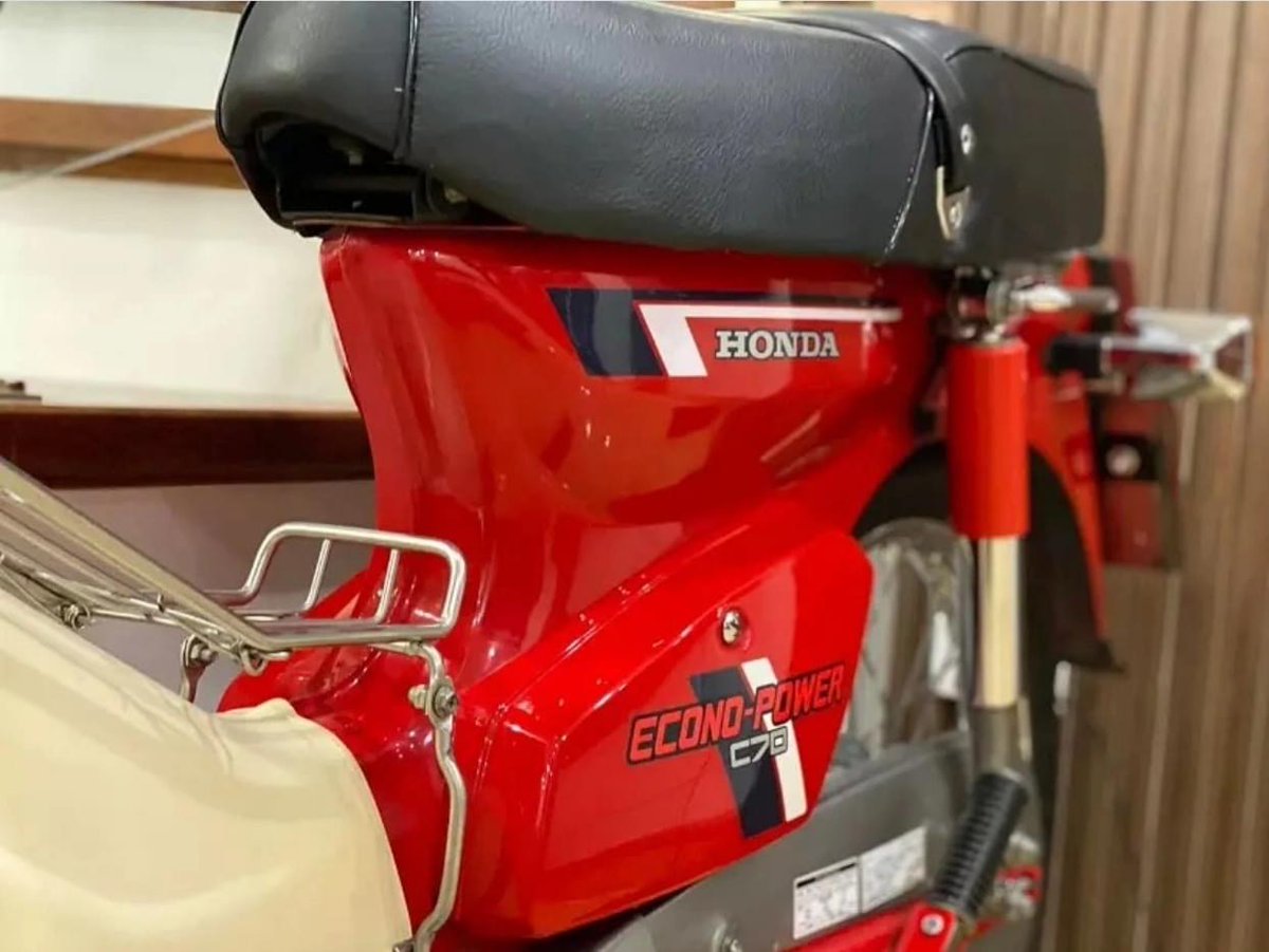 BikersRanger's tweet photo. Barang lama jangan dikata takde harga ! Honda c70 atau DD70 menjaid rebutan warga Vietnam der ! 🤙🏻‼️

Credit Minh Long Motor 

#thebikersranger #bikersranger #TBRraretrok #SangapThrottle #honda #c70 #dd70 #cub #hondacub https://t.co/1ZyKtKdQ4h