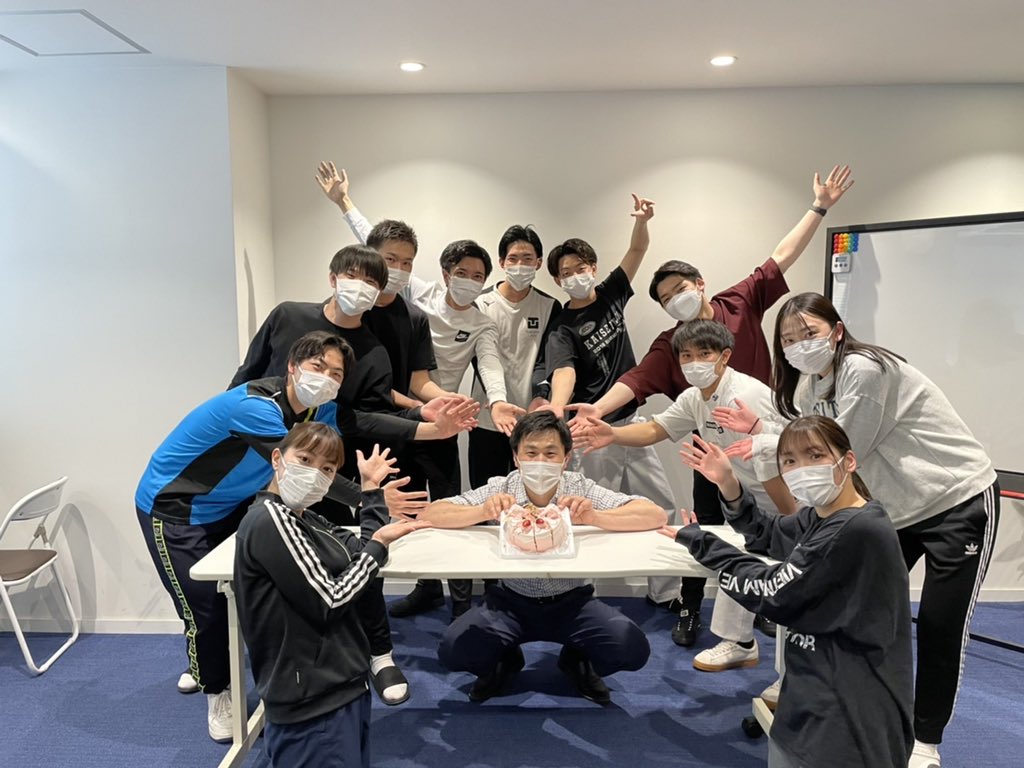 recore0002's tweet photo. 鍼灸、柔整の生徒の皆さんは何の基準で就職先を決めていますか？

私は「環境の良さ」です🤧

どんなに研修や福利厚生がしっかりしてても働く仲間が良くなかったら働くのも楽しくないと思います！
今の会社は上司と同期に恵まれびっくりするほどみんな仲がいいです🫠
是非1度見学にお越しください！ https://t.co/zh8qUhKsLP