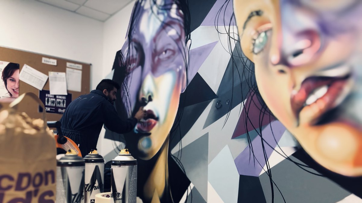 policiaelche's tweet photo. Teníamos pendiente de mostrar el espectacular trabajo realizado por el artista @christiansound en las dependencias de la #UPRAM en apoyo a las mujeres víctimas de violencia machista
👉🏼 La obra fue posible gracias a la @FundacionJPeran
¡Muchas #gracias a ambas partes! https://t.co/rn7WpqSW0f