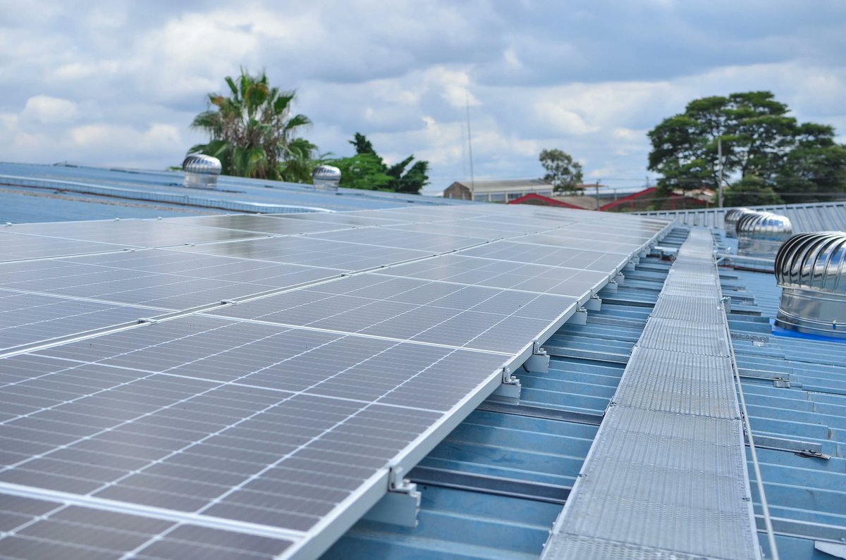 RedaviaSolar's tweet photo. What are the 5 major things to consider when choosing solar panels? 

Read more https://t.co/BqNZTW9m8x https://t.co/yNZn2yn074