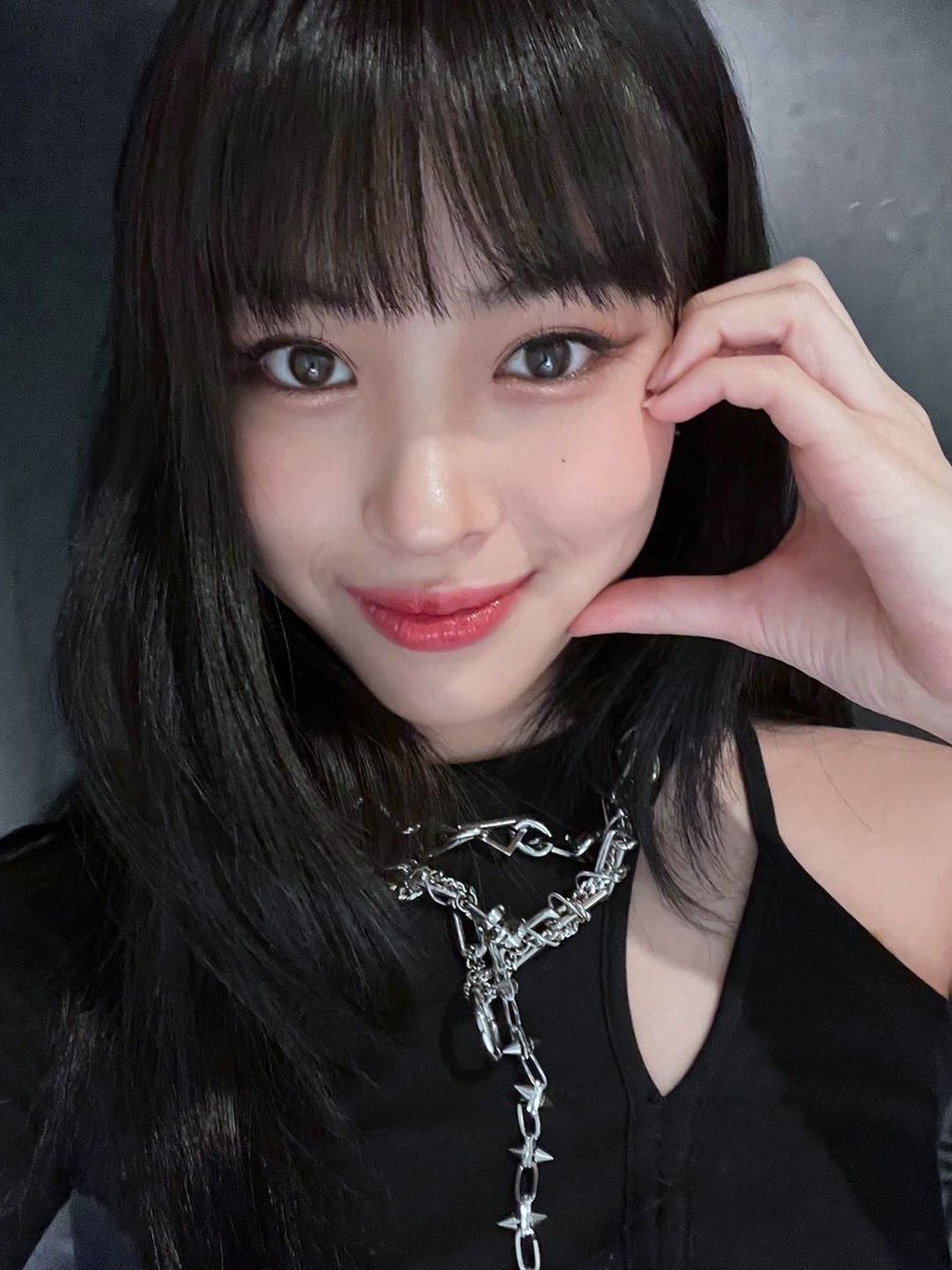 SRJF1LES's tweet photo. 🫶🏻
#류진 #RYUJIN https://t.co/RtTv6GxTL3