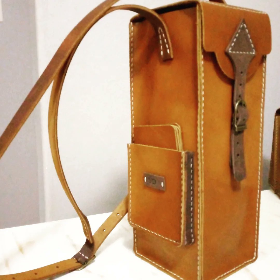 SDzynes's tweet photo. ✨✨✨ Adding new STYLE to your personality ✨✨✨
SD Wine Bag🍷🍾R1300💰
Genuine Leather 🏷️Handstiched 🧵
Dimensions: 12 inches X 4,5 inches
We courier Nationwide 🛍️🛒
PostNet courier R99 &amp; Pep Paxi R59 🇿🇦
 #supportblackbusiness #WomeninBusiness #BlackExcellence #localbrand https://t.co/zdZwrVi5u5