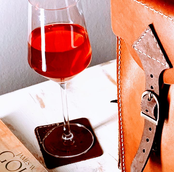 SDzynes's tweet photo. ✨✨✨ Adding new STYLE to your personality ✨✨✨
SD Wine Bag🍷🍾R1300💰
Genuine Leather 🏷️Handstiched 🧵
Dimensions: 12 inches X 4,5 inches
We courier Nationwide 🛍️🛒
PostNet courier R99 &amp; Pep Paxi R59 🇿🇦
 #supportblackbusiness #WomeninBusiness #BlackExcellence #localbrand https://t.co/zdZwrVi5u5