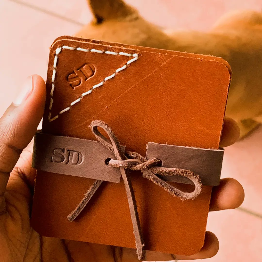SDzynes's tweet photo. ✨✨✨ Adding new STYLE to your personality ✨✨✨
SD Wine Bag🍷🍾R1300💰
Genuine Leather 🏷️Handstiched 🧵
Dimensions: 12 inches X 4,5 inches
We courier Nationwide 🛍️🛒
PostNet courier R99 &amp; Pep Paxi R59 🇿🇦
 #supportblackbusiness #WomeninBusiness #BlackExcellence #localbrand https://t.co/zdZwrVi5u5