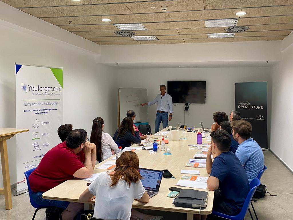 OpenFuture_And's tweet photo. Nuestros alumni de #Youforgetme han celebrado en #ElCubo su kickoff de trainning para afrontar los retos del segundo semestre de 2002. 💪
Hemos podido compartir con todos los integrantes del equipo una estupenda mañana. ❤️
#SomosAOF https://t.co/yMsoUlj6XE