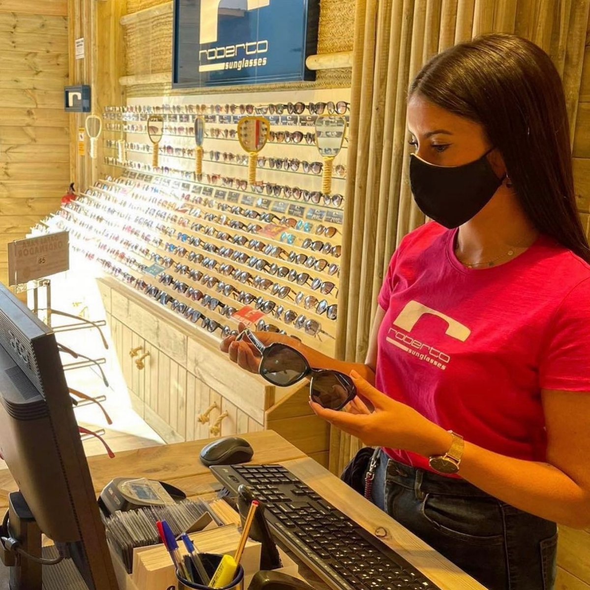 Nos encanta ver trabajar a nuestros tenants y que tengan tanta profesionalidad 👏🏻

En <a href="/gafasroberto/">Roberto Sunglasses</a> asesoran de maravilla 👌🏻🔝

Y tú, ¿tienes que cambiar tus gafas de sol? ¡Pues ven a verlos y disfruta de un martes de compras de 10!

#plazamayor #plazamayormalaga #malaga #shop