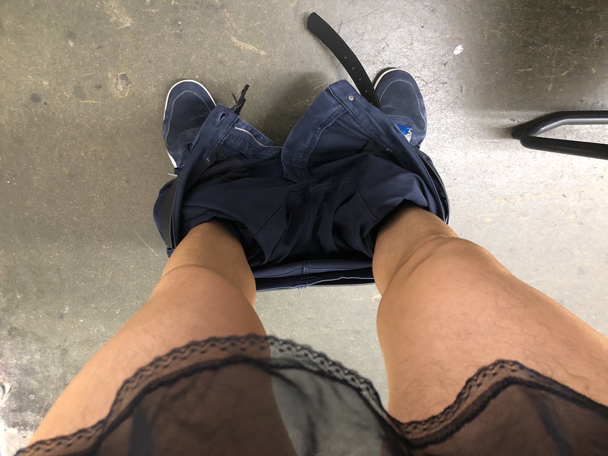 BWFBerlin's tweet photo. Heute mal in Glanzstrumpfhosen und Nylonslip zur Arbeit https://t.co/EfDZZYJRHi
