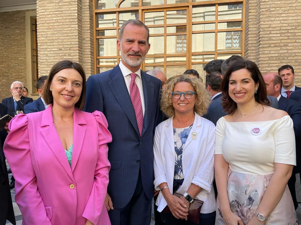 Felicidades <a href="/CEOEAragon/">CEOEAragon</a> por vuestro 40 aniversario. Por vuestra labor de generación de empleo y riqueza en #Aragón. Por ser fuente de inspiración y ayuda para <a href="/ajezaragoza/">AJE Zaragoza</a>. Estupenda celebración presidida por SM el Rey D. Felipe VI.