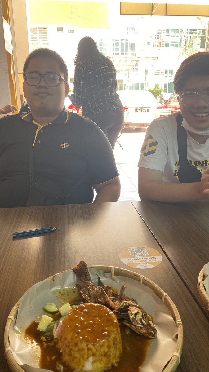 Late lunch nasi kukus dengan team!

Korang lunch apa? Share la makanan korang! 😁