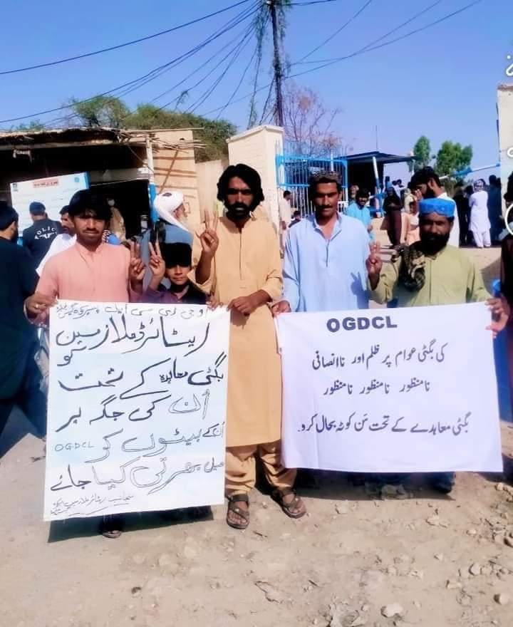 Nazirba23318286's tweet photo. In front of Dera Bugti / Pirkoh gas field gate, children of local retirement jobs staged a sit-in protest camp for restoration of quota.@PakSarfrazbugti @BugtiGohram @MirGhulamNabiK1 @ShahzainBugti3 @KarimBugti3 @PresOfPakistan @CMOBalochistan @OGDCL @ogdclofficial https://t.co/N8CNTGMFRl