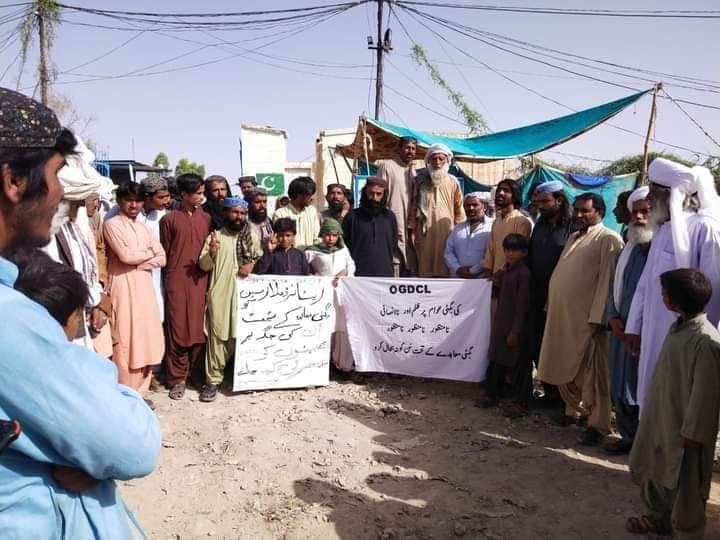 Nazirba23318286's tweet photo. In front of Dera Bugti / Pirkoh gas field gate, children of local retirement jobs staged a sit-in protest camp for restoration of quota.@PakSarfrazbugti @BugtiGohram @MirGhulamNabiK1 @ShahzainBugti3 @KarimBugti3 @PresOfPakistan @CMOBalochistan @OGDCL @ogdclofficial https://t.co/N8CNTGMFRl