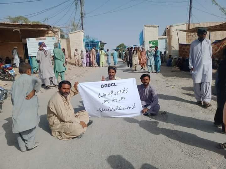 Nazirba23318286's tweet photo. In front of Dera Bugti / Pirkoh gas field gate, children of local retirement jobs staged a sit-in protest camp for restoration of quota.@PakSarfrazbugti @BugtiGohram @MirGhulamNabiK1 @ShahzainBugti3 @KarimBugti3 @PresOfPakistan @CMOBalochistan @OGDCL @ogdclofficial https://t.co/N8CNTGMFRl