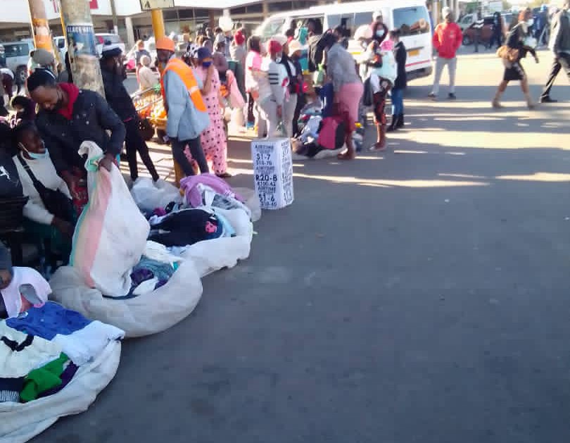 MissEue's tweet photo. Despite messages from World Health Organization on monkey pox people seem to be flocking to buy bale's/second hand clothes. How safe are we from these bale's. Is it ignorance making us to continue or situations are pushing us
@CPhulu @missymilly11 @AmiduTakue @ndwandweb https://t.co/32oeN72xlk