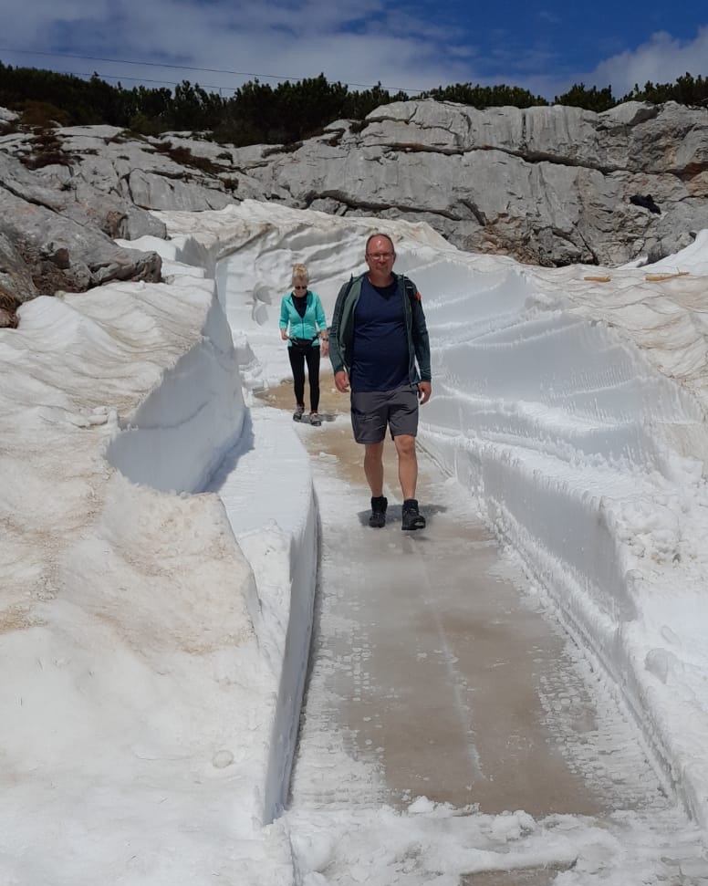 DachsteinKripp's tweet photo. ✨NEWS✨Der Weg zum Dachstein-Hai 🦈 ist frei begehbar - ein besonderes Erlebnis der Gang vorbei an den Schneewänden ❄️ UND am Samstag, 11. Juni startet Teilstrecke 3 Gjaid den Betrieb!  

👉 Info Dachstein-Hai: https://t.co/zj6noX6Rr3

#dachsteinkrippenstein #wandern #placetobe https://t.co/2OlrEAC3GU