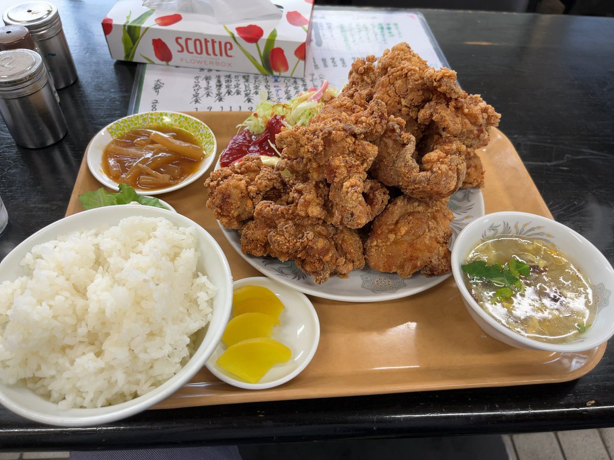 飯山のイナリ食堂で唐揚げ定食です。 ここまで盛りがすごいとは・・・ 半分持ち帰りしました😶 ＃唐揚げ ＃飯山市 ＃イナリ食堂 ＃デカ盛り