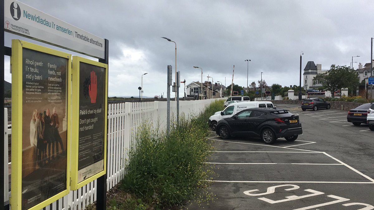 CarfreeExplorer's tweet photo. Request Stop Review - DEGANWY
Waiting Shelters ✅
Bike Rack ✅
Car Park ✅
Overflow Car Park✅
Fine old signal box & footbridge ✅
Fine views of Conway Castle & Bridge ✅
Onward Travel Information poster ❌
PLATFORM LENGTH:
199 yd (9 c 1 yd)
Why’s it a #RequestStop, @tfwrail? https://t.co/PDEq5M5IAy