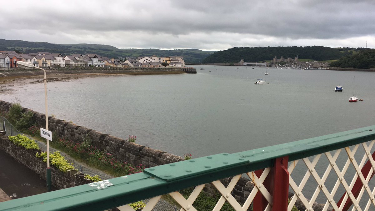 CarfreeExplorer's tweet photo. Request Stop Review - DEGANWY
Waiting Shelters ✅
Bike Rack ✅
Car Park ✅
Overflow Car Park✅
Fine old signal box & footbridge ✅
Fine views of Conway Castle & Bridge ✅
Onward Travel Information poster ❌
PLATFORM LENGTH:
199 yd (9 c 1 yd)
Why’s it a #RequestStop, @tfwrail? https://t.co/PDEq5M5IAy