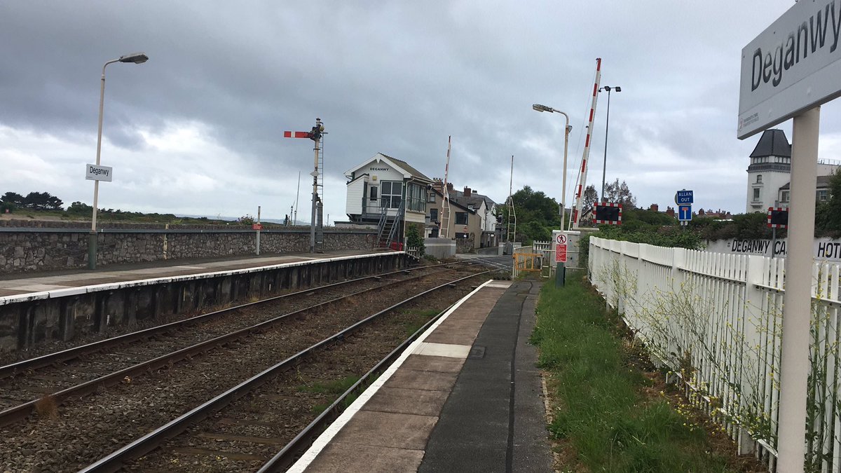CarfreeExplorer's tweet photo. Request Stop Review - DEGANWY
Waiting Shelters ✅
Bike Rack ✅
Car Park ✅
Overflow Car Park✅
Fine old signal box & footbridge ✅
Fine views of Conway Castle & Bridge ✅
Onward Travel Information poster ❌
PLATFORM LENGTH:
199 yd (9 c 1 yd)
Why’s it a #RequestStop, @tfwrail? https://t.co/PDEq5M5IAy