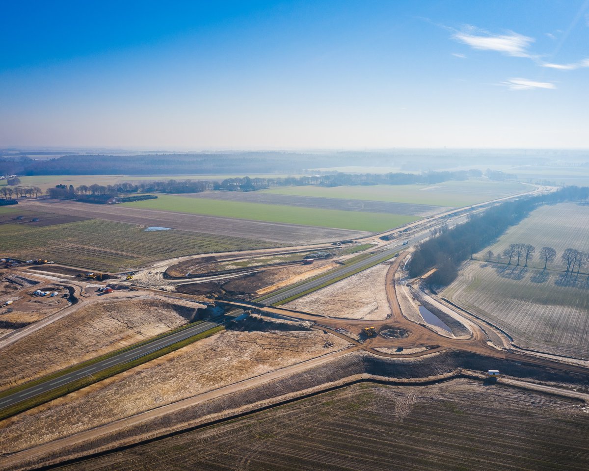 De N34 tussen Exloo en Emmen-Noord is komend weekend in beide richtingen dicht. Aannemer Avitec voert werkzaamheden uit voor de nieuwe op- en afritten bij Klijndijk. De afsluiting duurt van vrijdag 10 juni (18 u) tot maandag 13 juni (6 u) ➡️ bit.ly/3NJ2G1u