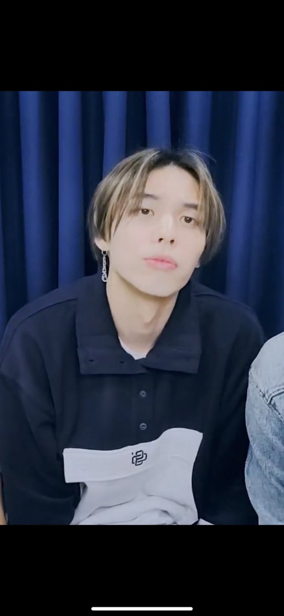 CIX_OUTFIT's tweet photo. #BX V live.

Brand : ROMANTIC CROWN.
Name : BUTTON UP POCKET ANORAK
Price : ₩88,000

#CIX #씨아이엑스 #이병곤 #Byounggon #CIXOUTFIT_BX #OOTD https://t.co/hsifz91oLx