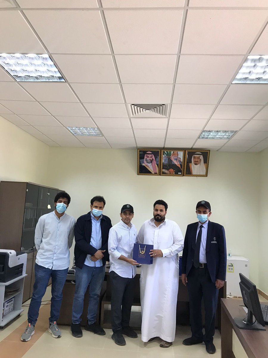 thamer77055's tweet photo. تشرفت بتكريمي من قبل سعادة وكيل الكلية لشئون المتدربين بميسان وسعادة رئيس قسم التقنية الالكترونيه بميسان فشكرا لكم على هذا التكريم الذي ليس بغريب عليكم 💙💙. https://t.co/wvqkd1jlt7