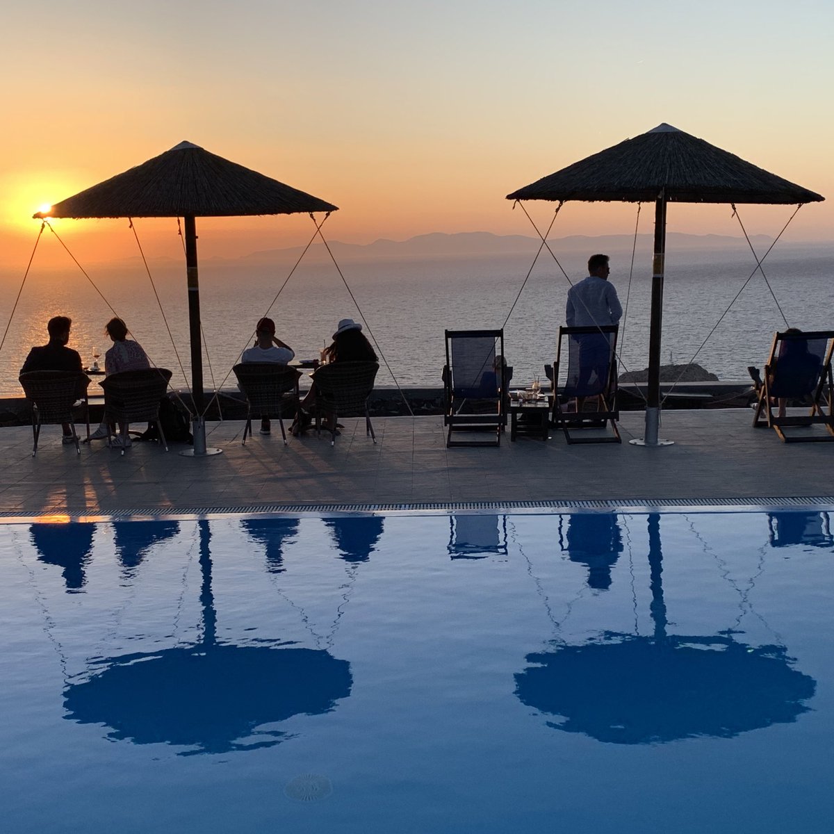 quietnomadmeg's tweet photo. Let’s stay a little longer so that we can have the #sunsetviews all to ourselves! 🧡 

📸quietnomadmeg 

#oia #Santorini #travelgreece #greeksunset https://t.co/TPKnBphLMe