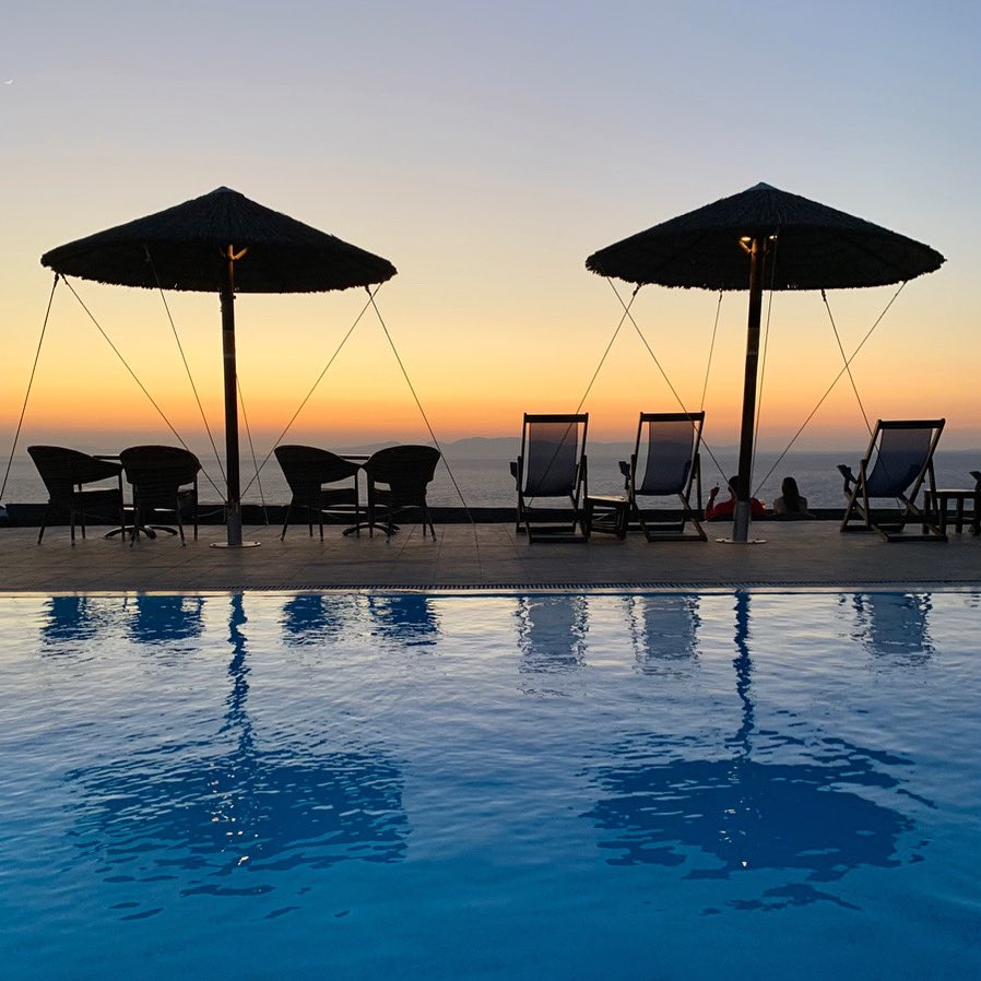 quietnomadmeg's tweet photo. Let’s stay a little longer so that we can have the #sunsetviews all to ourselves! 🧡 

📸quietnomadmeg 

#oia #Santorini #travelgreece #greeksunset https://t.co/TPKnBphLMe