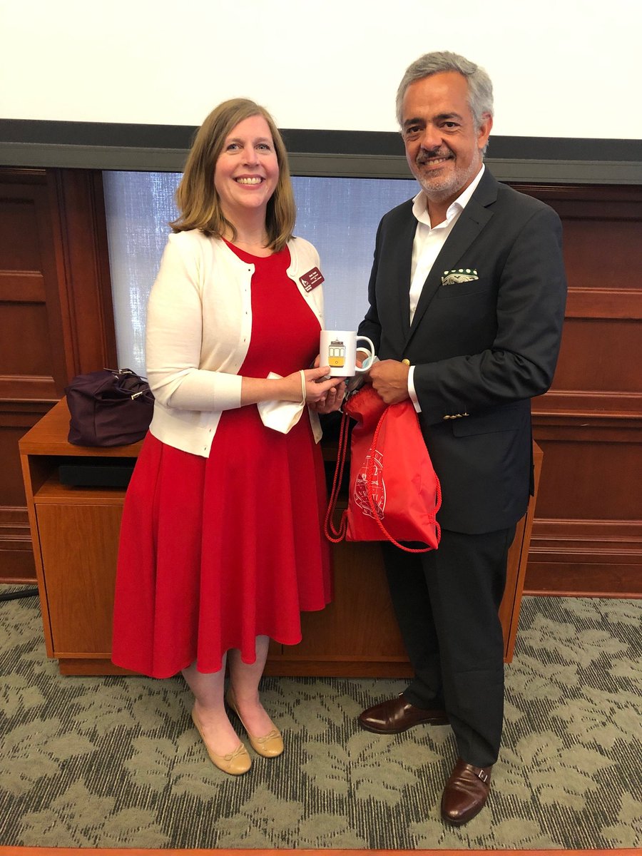 FMendesPalma's tweet photo. Universidade Católica Portuguesa na Santa Clara University com Michael Baum (FLAD/UCP) e Susan Popko (Global Engagement).

#portugal #UniversidadeCatolicaPortuguesa #internationalization #globalengagement #highereducation #santaclara #FLAD https://t.co/GOlZsw1cbh