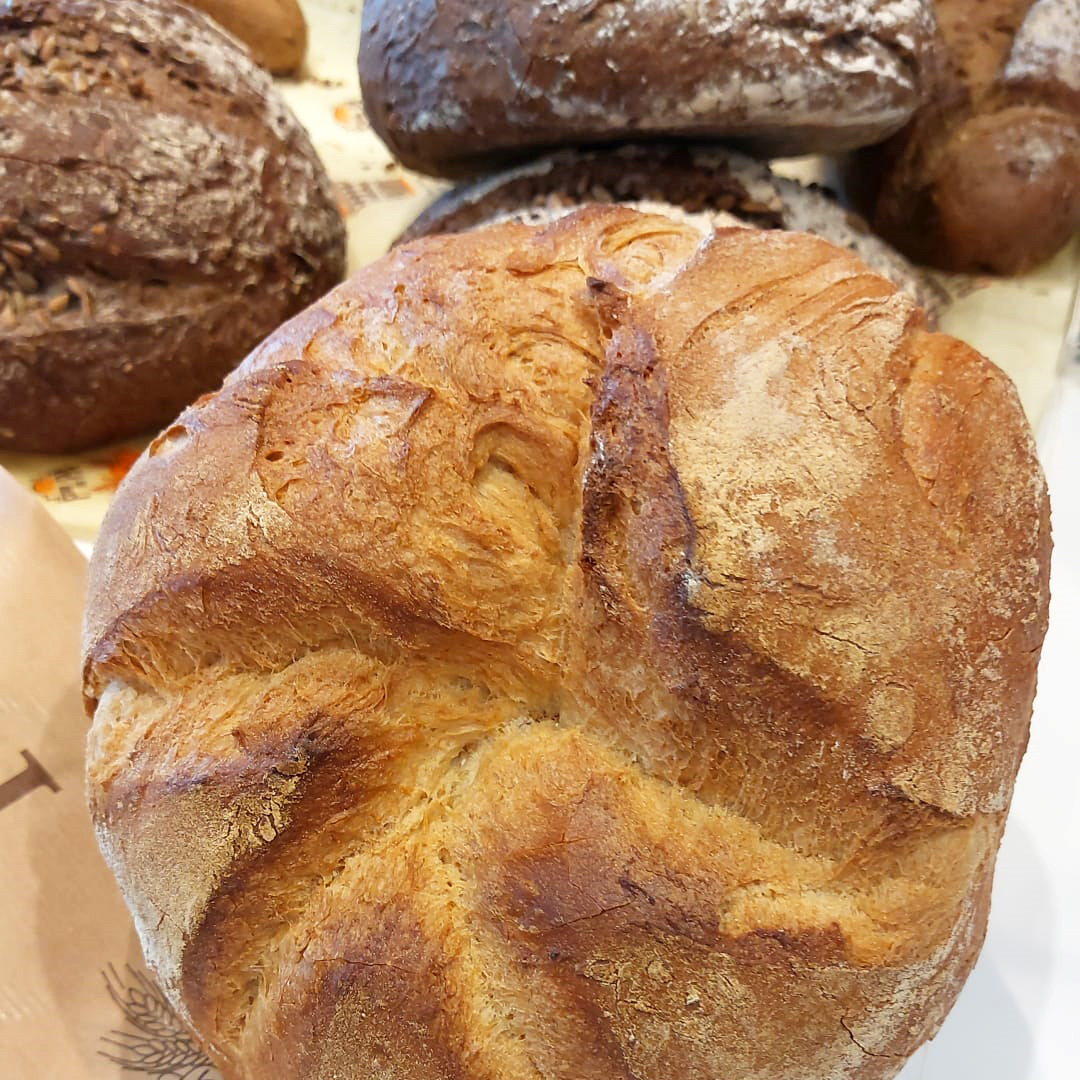 Vine a #FornPadró a buscar el teu pa de pagès català. L’elaborem artesanalment! 👍💥 #NouBarris #Barcelona