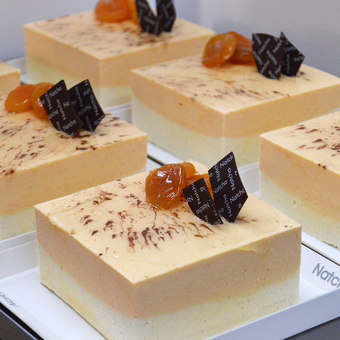 El pastís d’albercoc i vainilla és espectacular! Vine a buscar-lo a #PastisseriaNatcha. Estem a l'Av. Sarrià, 45 de #Barcelona. 🍰 #NatchaBcn #LesCorts