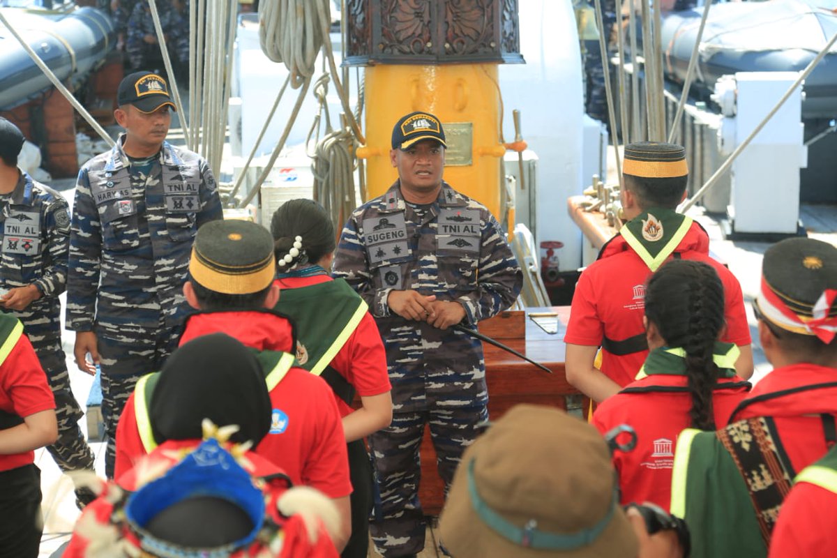 rizanwar43's tweet photo. Keren! Para Laskar Pelayaran #MBJR Tahun 2022 Mendapatkan Materi dan Peran-Peran di KRI Dewaruci. https://t.co/VeB1FopqXs