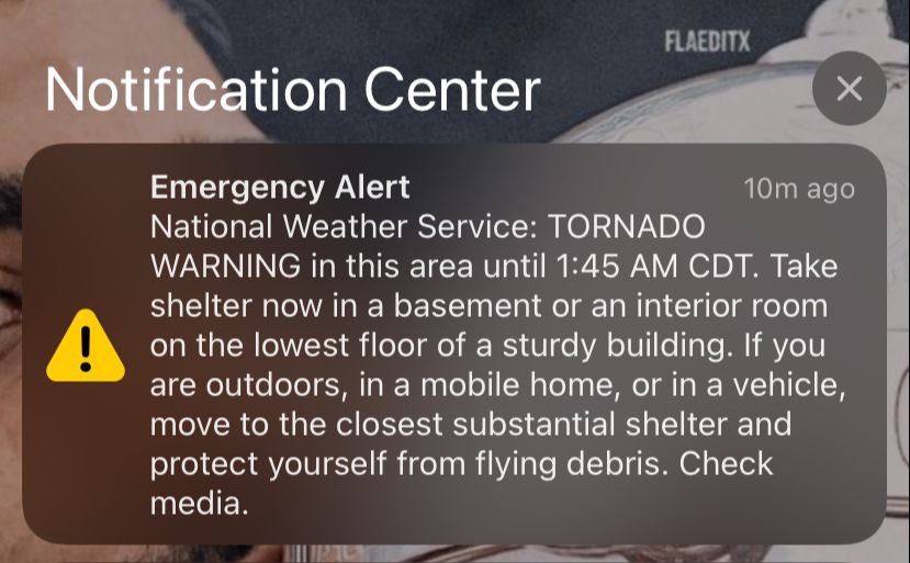 SteBrito11's tweet photo. Primeiro tornado da vida e eu tô sofrendo pq meu gato me cortou inteira, e gritou no meu ouvido por 10min enquanto eu tentava nos manter seguros. Sai de pijama, com gato na coleira, desorientada.
Moral: preciso estar preparada pra um tornado. https://t.co/IWFPctZQvO