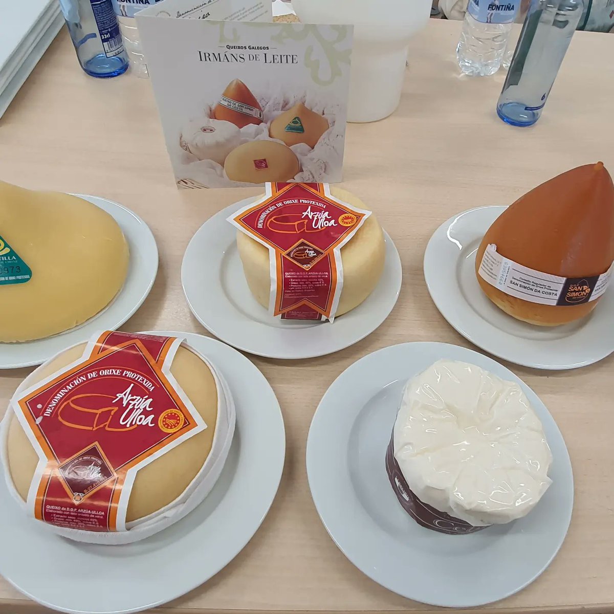 ArzuaUlloaDOP's tweet photo. #Cata a cargo de #ÓscarPérezRamil (CRDOP Arzúa-Ulloa) + Marisé Mosteiro (CRDOP Queixo Tetilla).
#Queixo #Queso #cheeserolling
#Formación #Divulgación
#Galicia #Calidade
#Taste #Cheese
#TraditionalCheese #Cheeselovers
#Gazta #Formatge
#QueixosDeGalicia
#QuesosDeGalicia https://t.co/6INrQNDlMg
