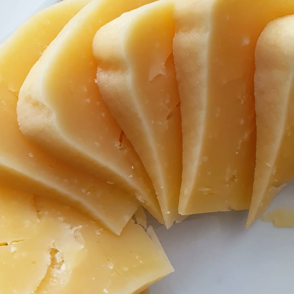 ArzuaUlloaDOP's tweet photo. #Cata a cargo de #ÓscarPérezRamil (CRDOP Arzúa-Ulloa) + Marisé Mosteiro (CRDOP Queixo Tetilla).
#Queixo #Queso #cheeserolling
#Formación #Divulgación
#Galicia #Calidade
#Taste #Cheese
#TraditionalCheese #Cheeselovers
#Gazta #Formatge
#QueixosDeGalicia
#QuesosDeGalicia https://t.co/6INrQNDlMg