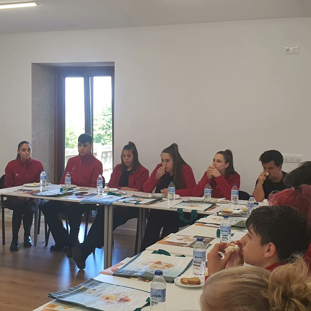 ArzuaUlloaDOP's tweet photo. #Cata a cargo de #ÓscarPérezRamil (CRDOP Arzúa-Ulloa) + Marisé Mosteiro (CRDOP Queixo Tetilla).
#Queixo #Queso #cheeserolling
#Formación #Divulgación
#Galicia #Calidade
#Taste #Cheese
#TraditionalCheese #Cheeselovers
#Gazta #Formatge
#QueixosDeGalicia
#QuesosDeGalicia https://t.co/6INrQNDlMg