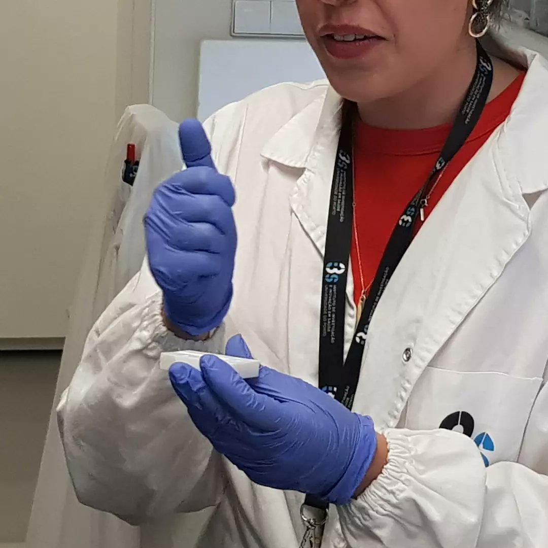 Bemic_BLab's tweet photo. Last monday we had a special visit from the 12th grade students. From alginate spheres to microfluidics, we had the opportunity to show the work being carried out in the our lab. #dailylifeatlab #science #i3s https://t.co/Yzm7ZGkhzV