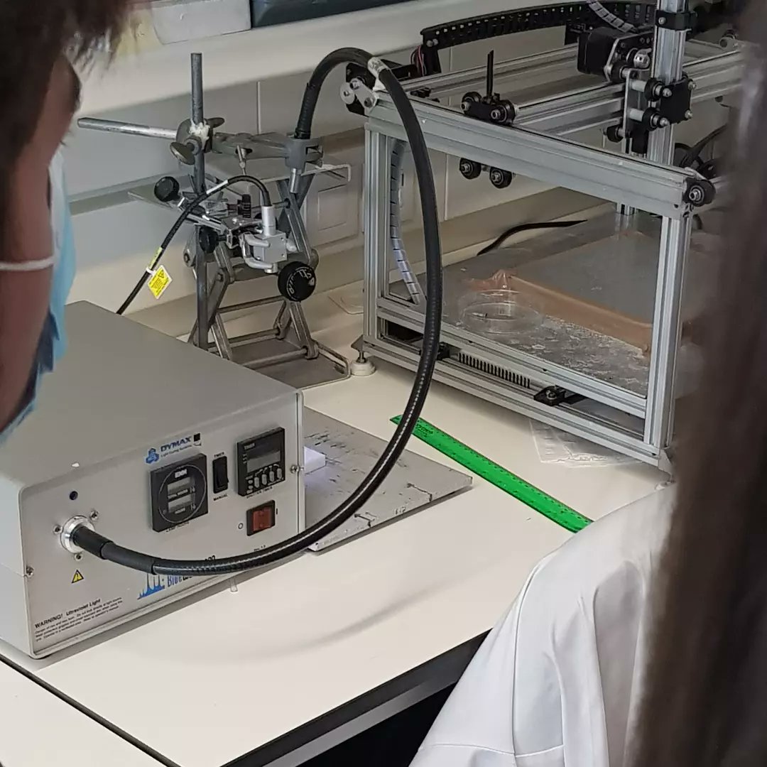 Bemic_BLab's tweet photo. Last monday we had a special visit from the 12th grade students. From alginate spheres to microfluidics, we had the opportunity to show the work being carried out in the our lab. #dailylifeatlab #science #i3s https://t.co/Yzm7ZGkhzV