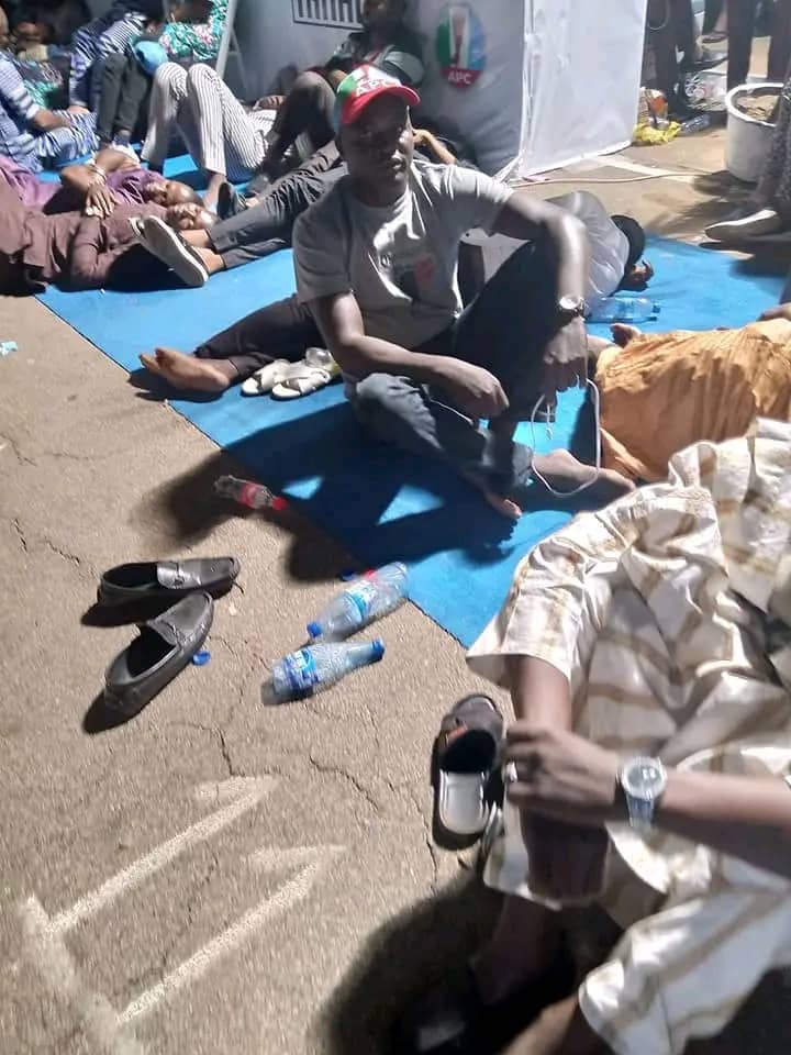 Cybergenm's tweet photo. Dear Nigerians 
They slept in an hotel, you slept on the floor
They give you 20K They loot 20trillion, let's talk to our Parents, na people parents be this.. let's beg them we have a future, please don't spoil it.

#APCConvention #ApcConvention2022 #APCPrimaries #Jagaban https://t.co/2xRagWLwS5