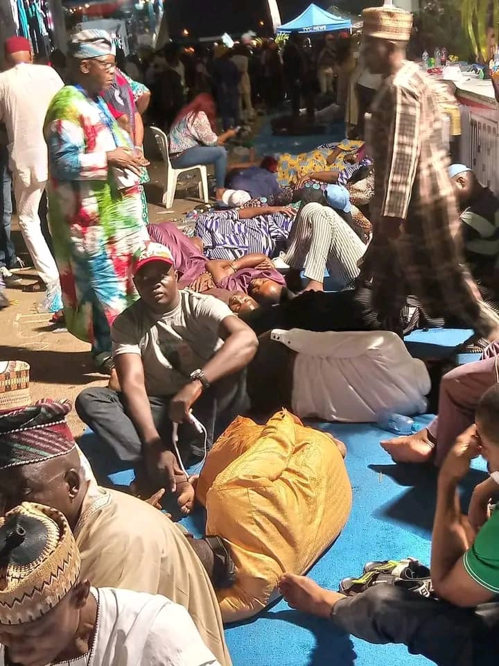 Cybergenm's tweet photo. Dear Nigerians 
They slept in an hotel, you slept on the floor
They give you 20K They loot 20trillion, let's talk to our Parents, na people parents be this.. let's beg them we have a future, please don't spoil it.

#APCConvention #ApcConvention2022 #APCPrimaries #Jagaban https://t.co/2xRagWLwS5