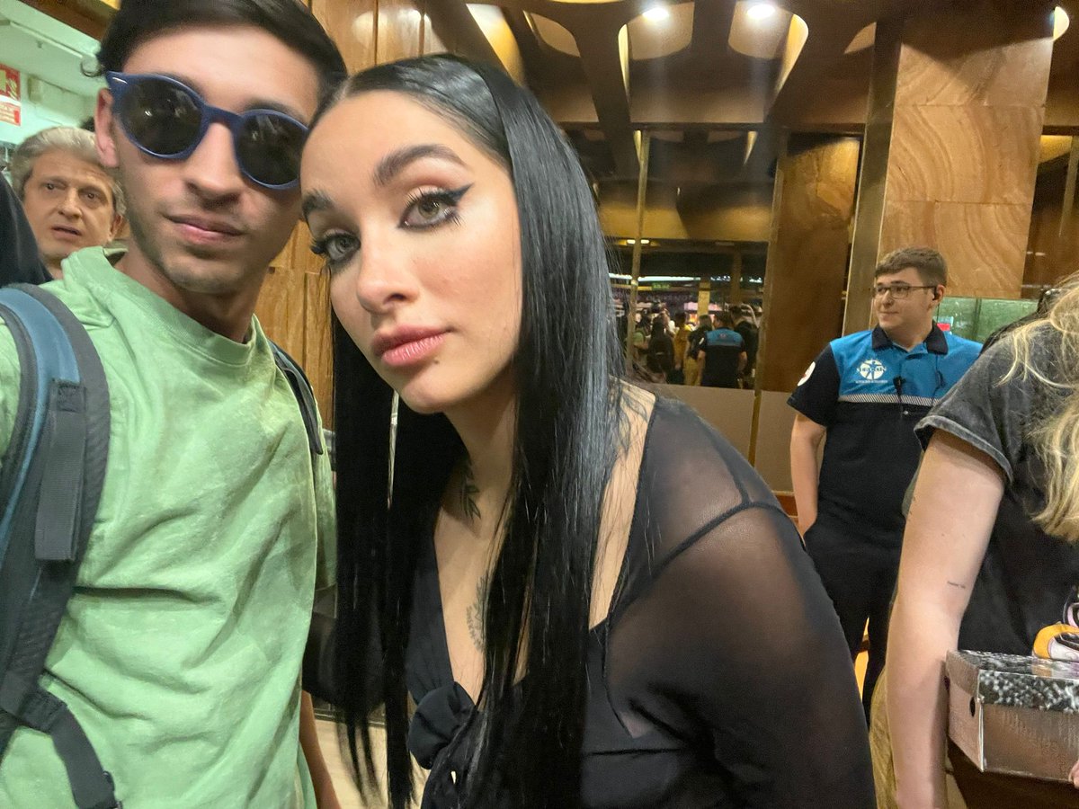 Ennzodex's tweet photo. Con la nena de Argentina 🇦🇷
Te admiro mucho Mari 💜

#MariaBecerra @MariaBecerra22 #LaResistencia https://t.co/gJ7PIe846A