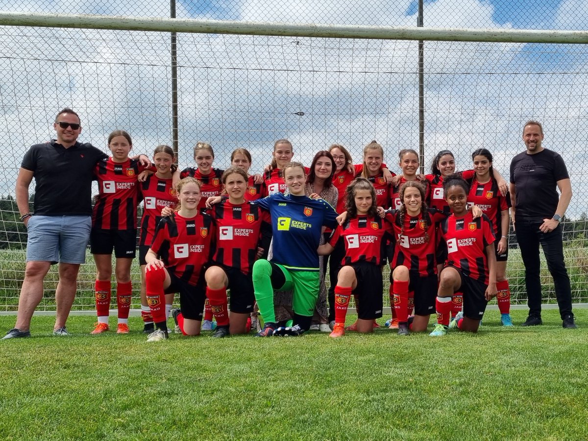 ExpertsInside's tweet photo. 🥅⚽We are beyond proud of the Junior #Girls #Soccer Team FF-19 at #FCBern who are in the lead to win this season! Last weekend @tomczakartur @IsidoraKatanic and @sharepointszu cheered for the girls and showed their support. 💙We are a proud main #sponsor of this team! #GRLPWR https://t.co/b5FOECQ83j